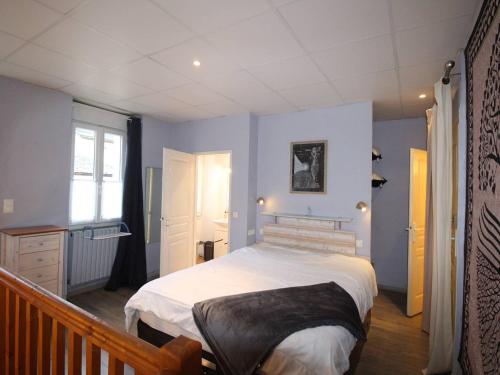巴涅尔-德吕雄Appartement Bagnères-de-Luchon, 2 pièces, 2 personnes - FR-1-313-229的一间卧室配有一张蓝色墙壁的床