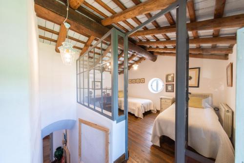 查兹拉德拉谢拉Cortijo Chacón的一间带两张床的卧室,位于木天花板的房间