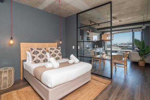 开普敦Modern and New with Harbour View的一间卧室设有一张床和一间用餐室