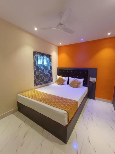 孟买Hotel Powai Residency的一间卧室,卧室内配有一张大床