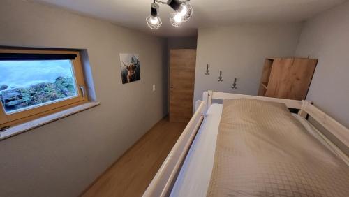 平茨高谷地瓦尔德Haus Grübl的一间卧室设有一张床和一个窗口