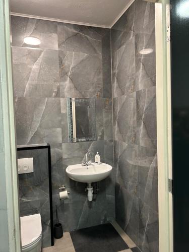 MaasbreeB&B Santorini的一间带水槽和卫生间的浴室