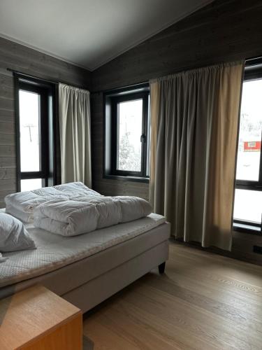 贝特斯托尔Luksus i Riddergaarden的一间卧室配有一张带窗户的大床