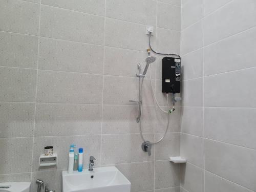 居林One Sweet Homestay Kulim Hi-Tech utk Msliim shj的带淋浴和盥洗盆的浴室