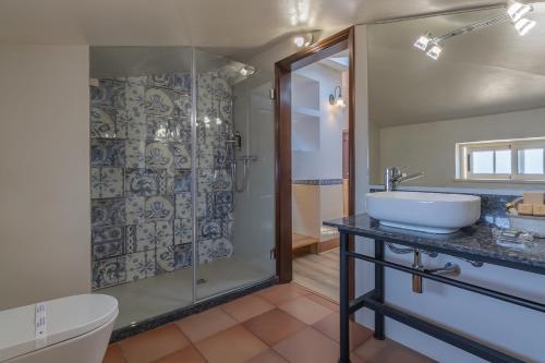 拉戈斯Charming Residence & Guest House Dom Manuel I Adults only的一间带水槽和淋浴的浴室