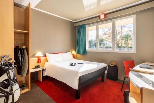 奥多斯塔布欧都宜必思酒店的卧室设有一张白色大床和一扇窗户。