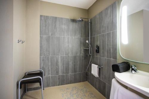 奥多斯塔布欧都宜必思酒店的带淋浴和盥洗盆的浴室