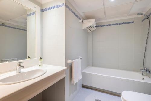 卡拉达沃Inturotel Azul Garden的白色的浴室设有水槽和浴缸。