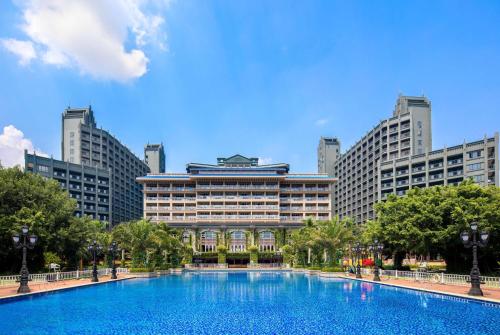 文昌文昌南国温德姆花园酒店的大楼前的大型游泳池