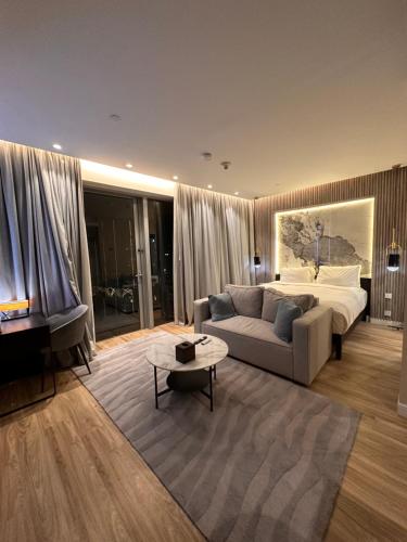 迪拜Deluxe - Address Dubai Mall - The Residence的客厅配有床和沙发