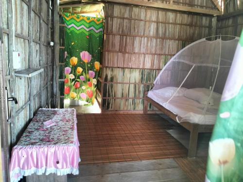 WaisaiRaja Ampat Diva homestay的木屋内的一个床位