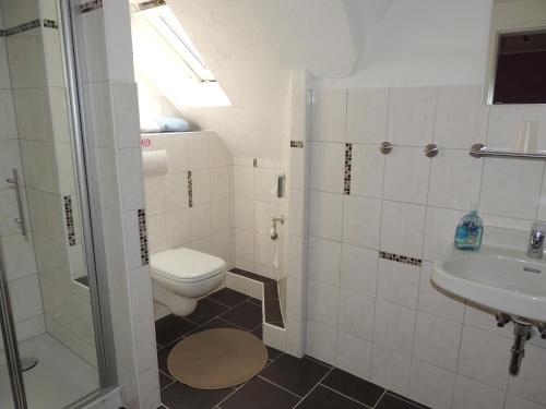 Neuenrade诺伊恩拉德旅馆的一间带卫生间和水槽的浴室