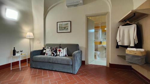 渥尔特拉沃尔泰拉基奥斯特罗德尔莫纳切旅馆的带沙发的客厅和浴室。