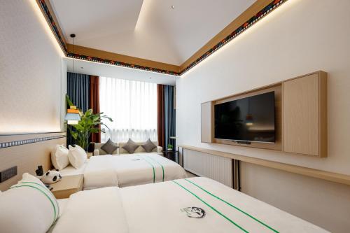 成都熙蜀酒店的酒店客房设有两张床和一台平面电视。