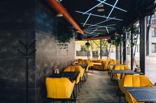 捷尔诺波尔Stella的餐馆里一排黄色的桌椅