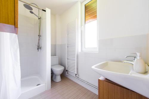 OsłowoCzar Podlasia agroturystyka的白色的浴室设有水槽和卫生间。