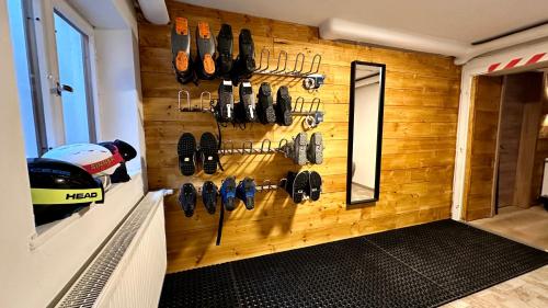 里茨勒恩Alpen Lodge Riezlern的墙上有鞋的房间