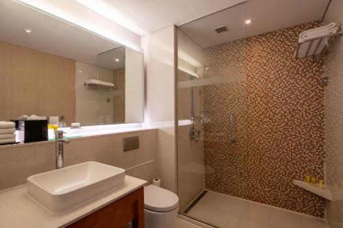 古尔冈Hyatt Place Gurgaon Udyog Vihar的浴室配有卫生间、盥洗盆和淋浴。
