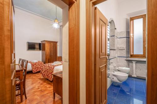 佛罗伦萨城市酒店的客房内设有带水槽和卫生间的浴室