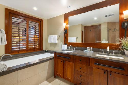 卡波雷Ko Olina Beach Villas O414的一间带两个盥洗盆和大镜子的浴室
