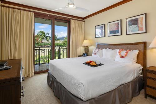 卡波雷Ko Olina Beach Villas O414的一间卧室设有一张床和一个阳台