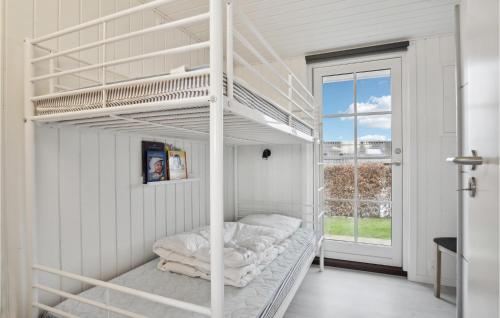 腓特烈西亚Awesome Home In Fredericia With Kitchen的白色客房,配有两张双层床