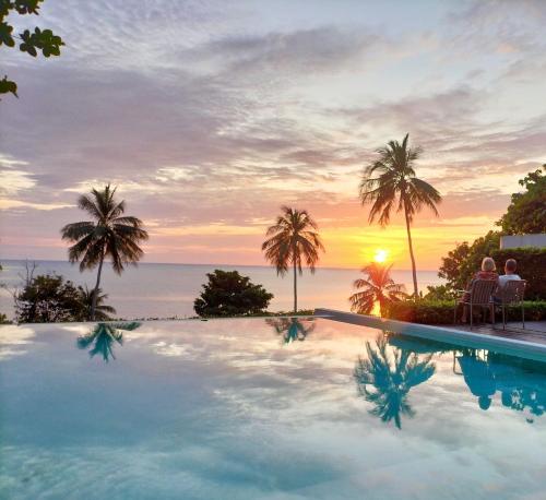象岛内斯特森斯度假酒店的一座享有日落美景的游泳池