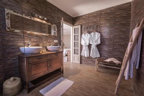 索维拉Villa Beldi的浴室设有两个水槽和砖墙