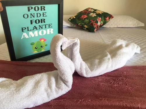 拉巴拉德纳圣米格尔Pousada da Sami的床上有标志的白色毛巾