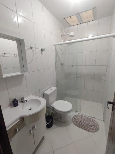 伊塔佩马Casa Aconchegante em Itapema的浴室配有卫生间、淋浴和盥洗盆。