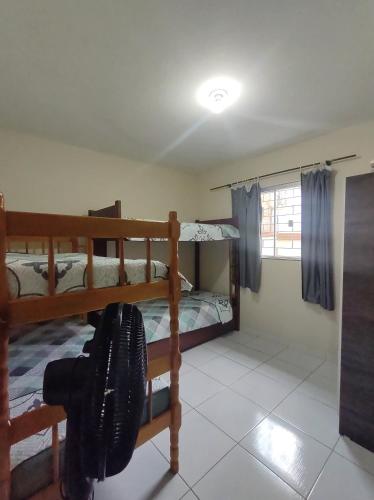 伊塔佩马Casa Aconchegante em Itapema的一间卧室设有两张双层床和一扇窗户。