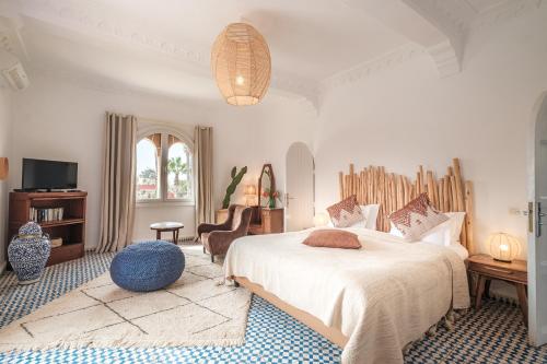索维拉Villa Beldi的一间带大床和电视的卧室