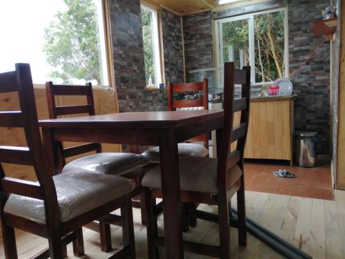 蒙特港Casa Aoni的一间带木桌和椅子的用餐室