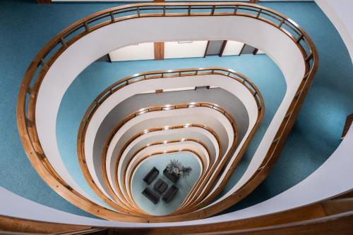 卢布尔雅那Eurostars uHOTEL的大楼内的螺旋楼梯