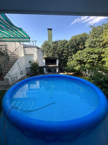门多萨CASA BOMBAL的院子里的大型蓝色游泳池