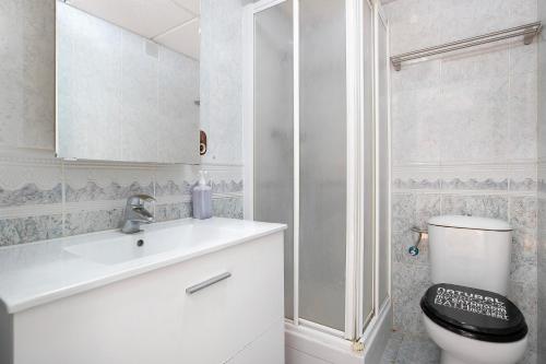 贝纳尔马德纳Benalmarina的浴室配有卫生间、盥洗盆和淋浴。