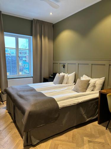 韦克舍埃斯普拉达酒店的卧室配有带白色枕头的大床