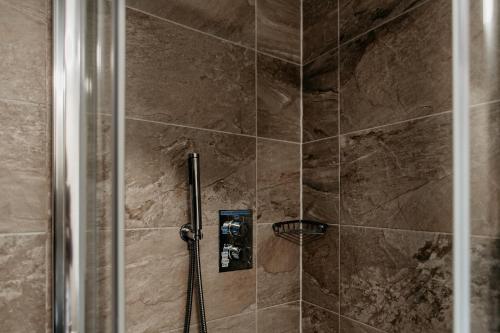 坎诺克橡树农场酒店的带淋浴的浴室和玻璃门