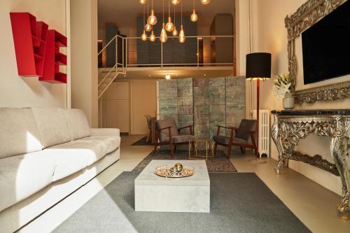 米兰Milan Retreats Brera的带沙发和壁炉的客厅