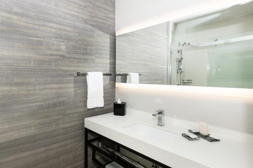 匹兹堡匹兹堡市中心万豪酒店的浴室设有白色水槽和镜子