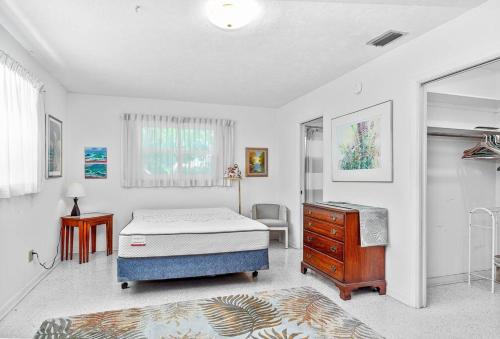 维洛海滩Cozy cottage for longer stays!的一间卧室配有一张床和一个梳妆台