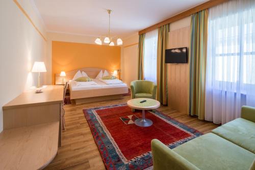 德意志兰茨贝格格斯夫 - 科拉尔国际餐厅酒店的酒店客房设有床和客厅。