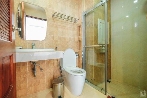 那空拍侬府Porpiang Hotel - โรงแรมพอเพียง的浴室配有卫生间、盥洗盆和淋浴。