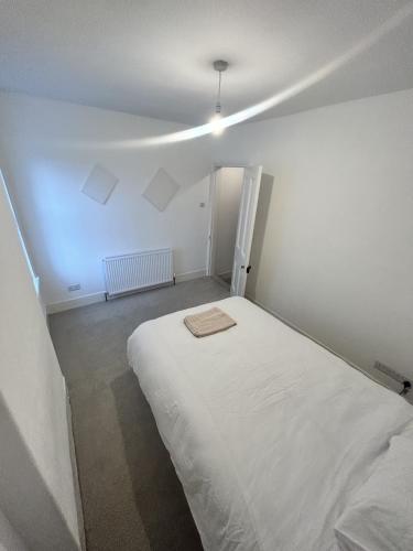 卡莱尔Canvas House的卧室配有白色的床