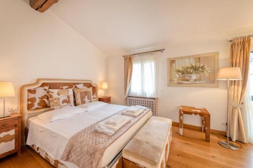 米兰Milan Royal Suites - Castello的一间卧室设有一张大床和一个窗户。