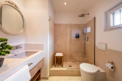 米兰Milan Royal Suites - Castello的带淋浴、卫生间和盥洗盆的浴室