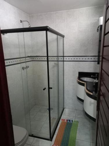 若昂佩索阿Pousada Aconchego do Tambaú的一间带卫生间的浴室内的玻璃淋浴间
