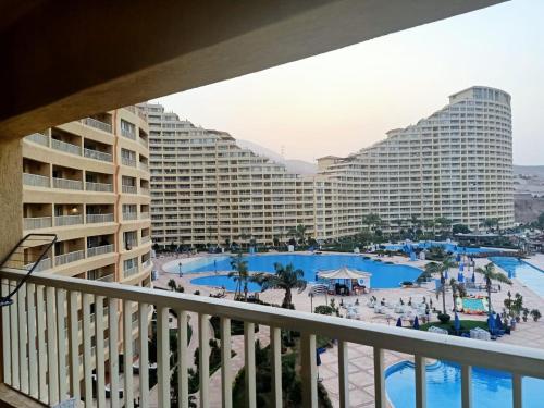 艾因苏赫纳Apartment Porto El Sokhna Pyramids的设有一个享有泳池美景的阳台。