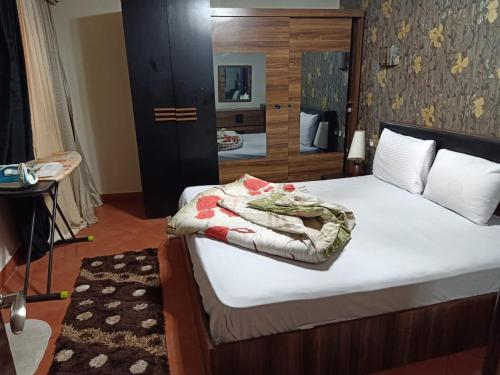 艾因苏赫纳Apartment Porto El Sokhna Pyramids的一间卧室配有一张带白色床单的大床