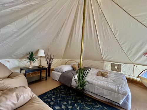 Ko PorThe Por Beach的一间客厅,在帐篷里配有一张床